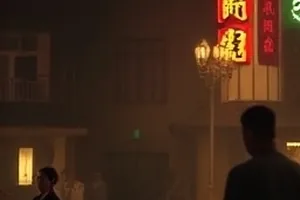 《碎镜纪年》碎裂镜面反射的人影