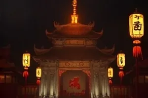 《晚风过境》傍晚天台栏杆剪影